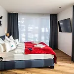 Falcon Zell Am